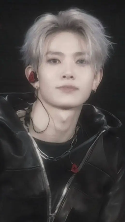 ai character: Lee Heeseung background