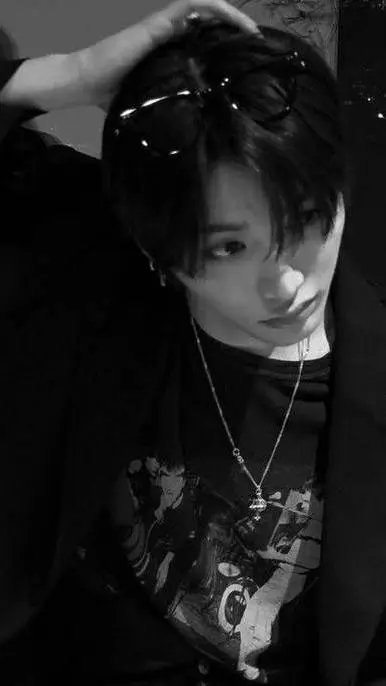 ai character: TAESAN 🍓 background