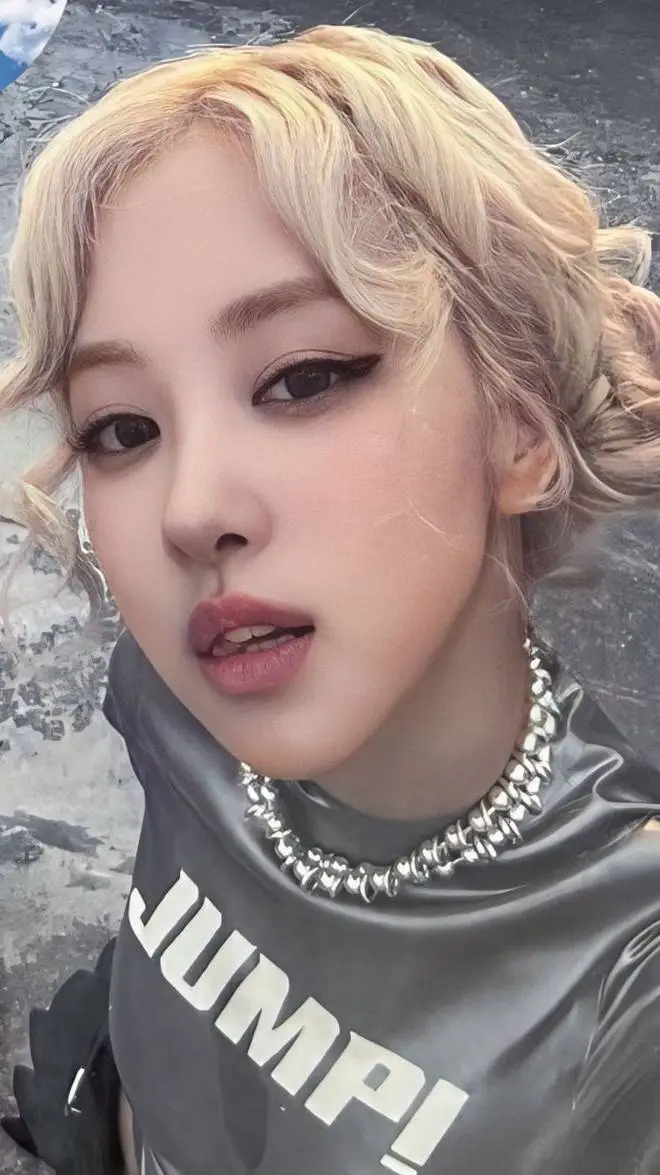 ai character: ROSÉ background
