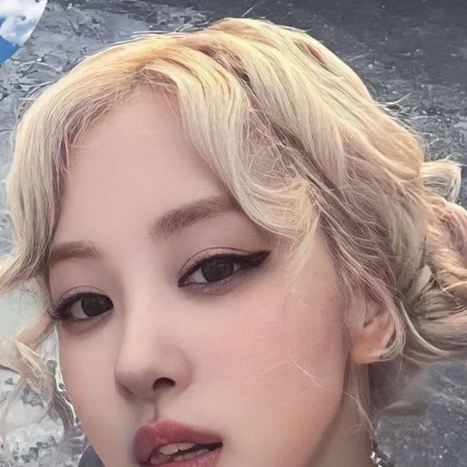 chat with ai character: ROSÉ