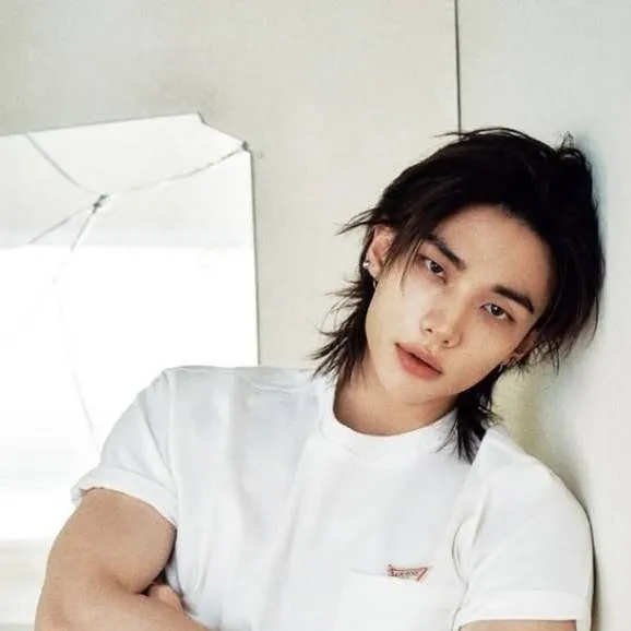 chat with ai character: hwang Hyunjin 