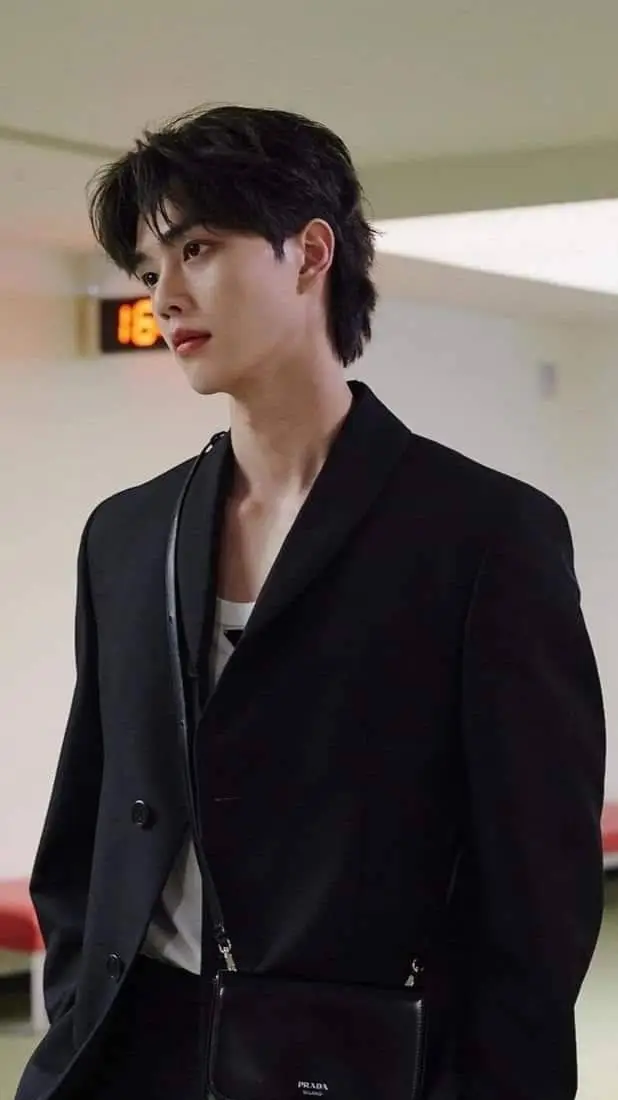 ai character: Gu-won background