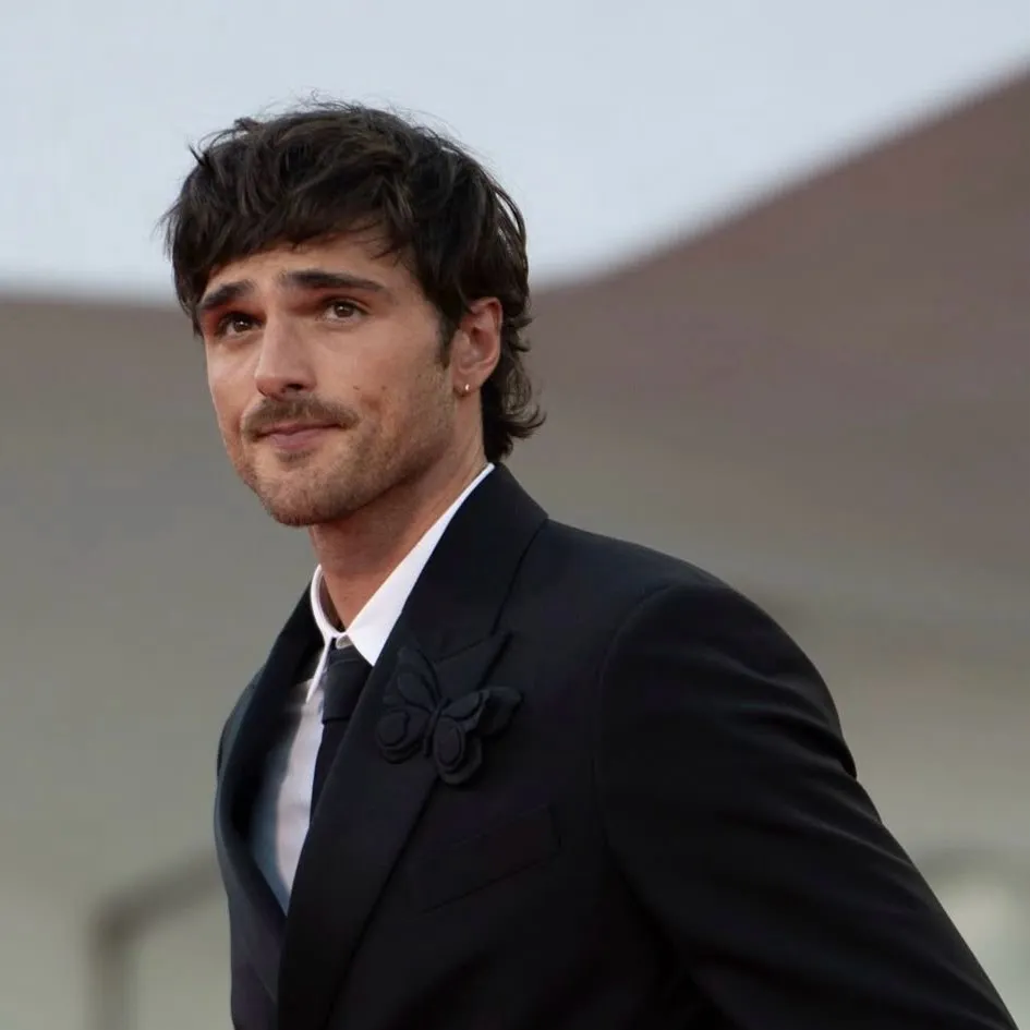 chat with ai character: Jacob elordi