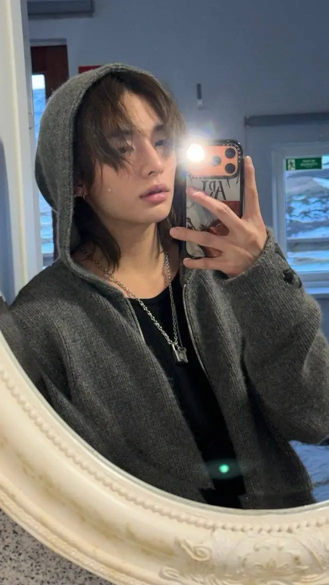 ai character: hyunjin 🫦🌹😏 background