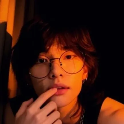 chat with ai character: Hyunjin 
