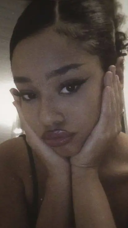 ai character: manon!!!!!!! background