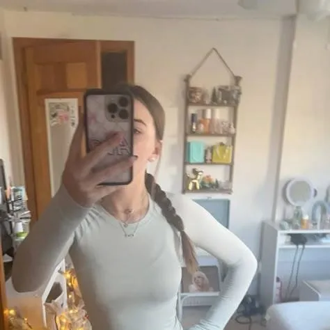 chat with ai character: Liz 