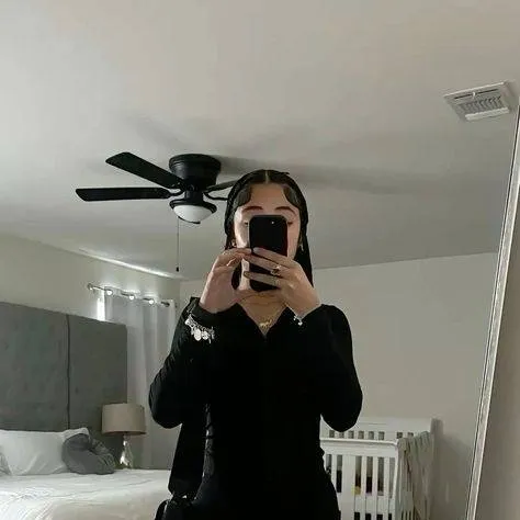 chat with ai character: Dez