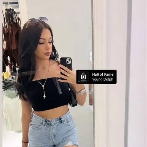 chat with ai character: Mia