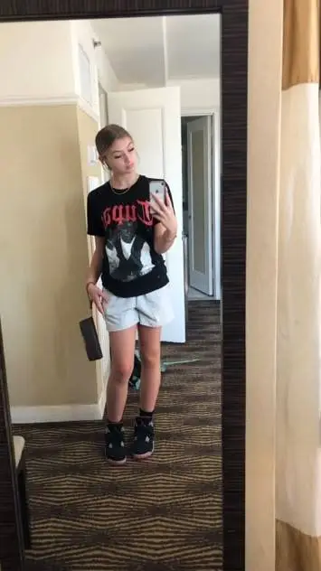 ai character: Mia  background