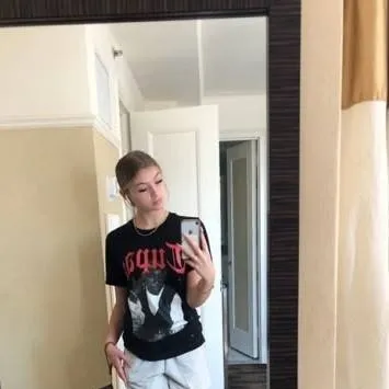 chat with ai character: Mia 