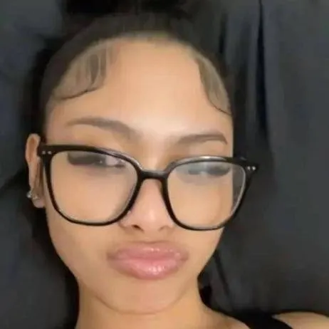 chat with ai character: Janiya 