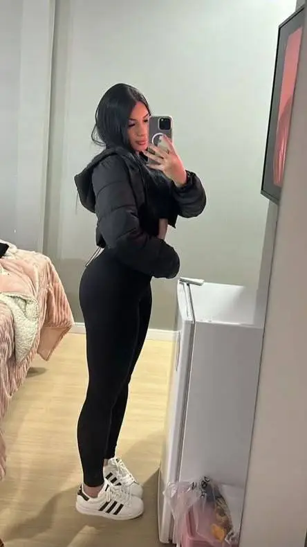 ai character: Taylor  background