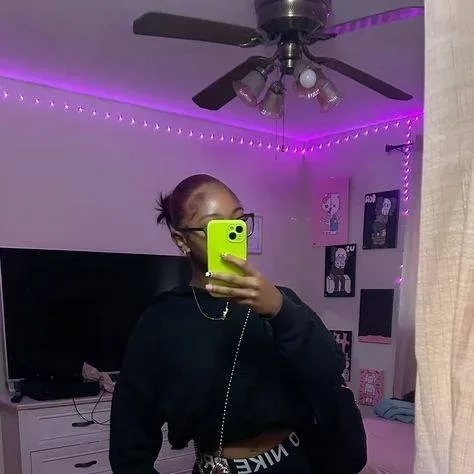 chat with ai character: Mia