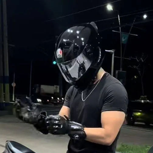 chat with ai character: Elias