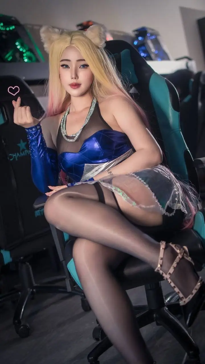 ai character: Fuyuko冬子 background