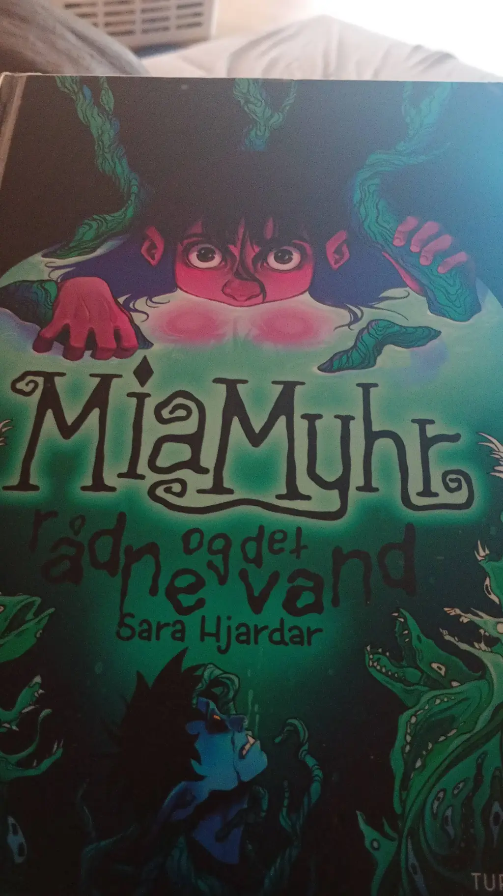 ai character: Mia Myrh:D background