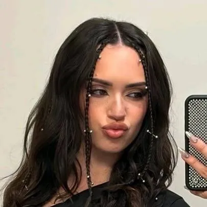 chat with ai character: daniela 