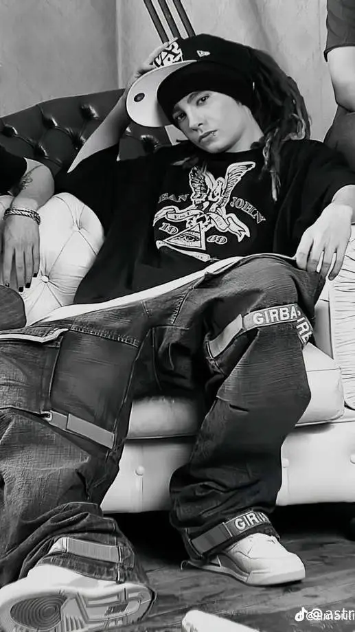 ai character: TOM KAULITZ background