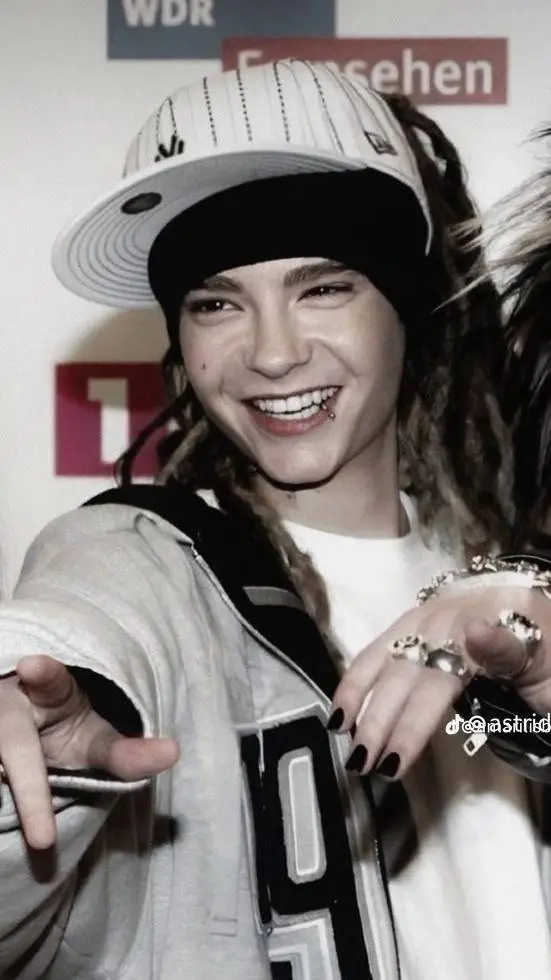 ai character: TOM KAULITZ background