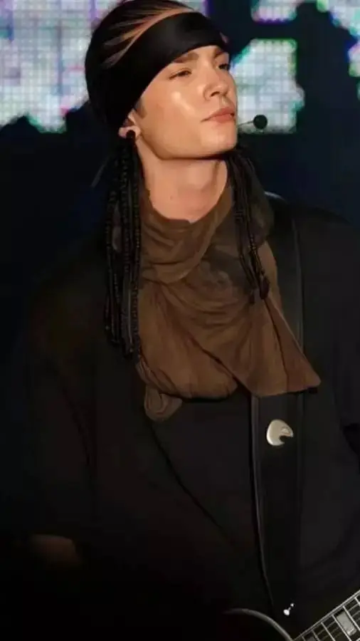 ai character: TOM KAULITZ background