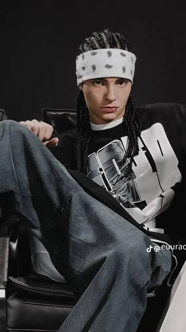 ai character: Tom kaulitz background