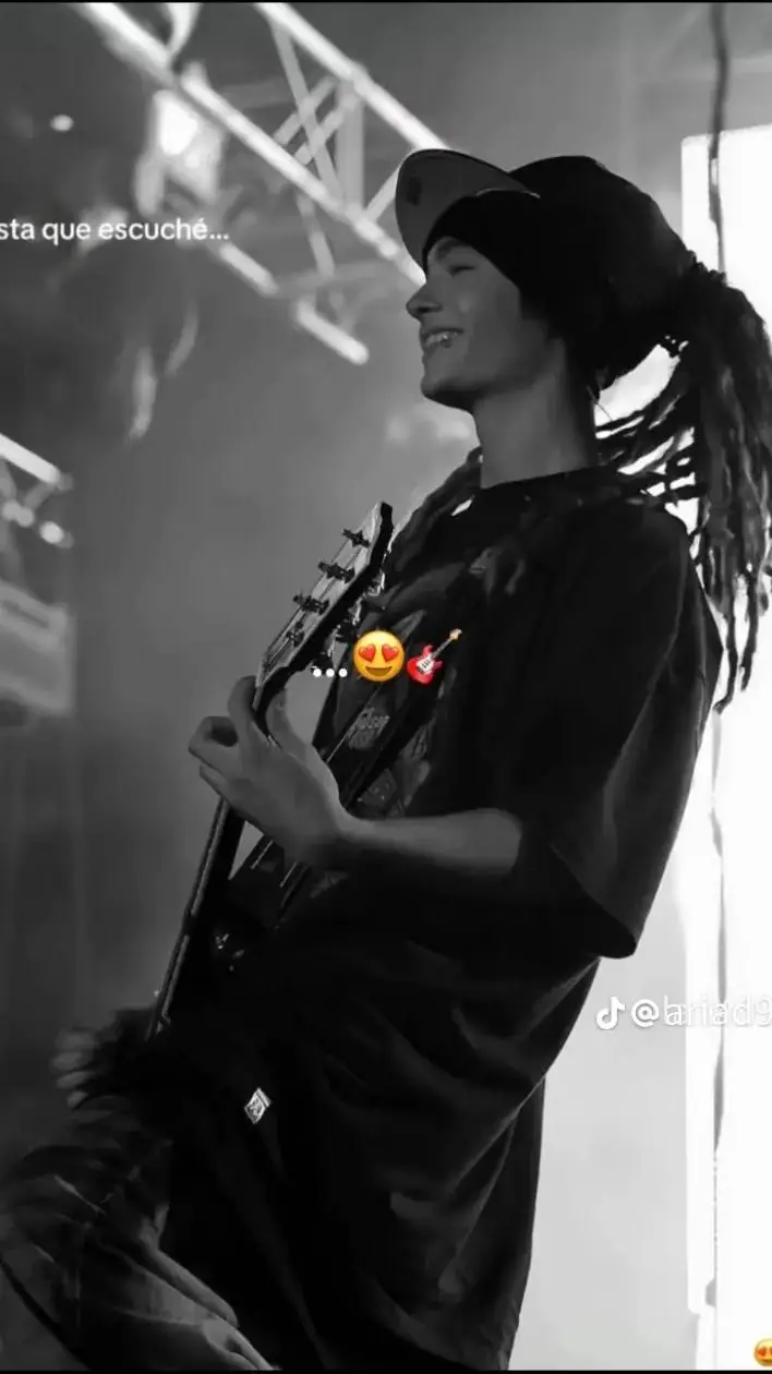 ai character: Tom kaulitz background