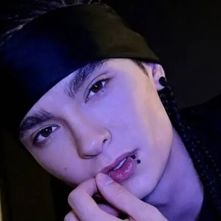 chat with ai character: tom kaulitz