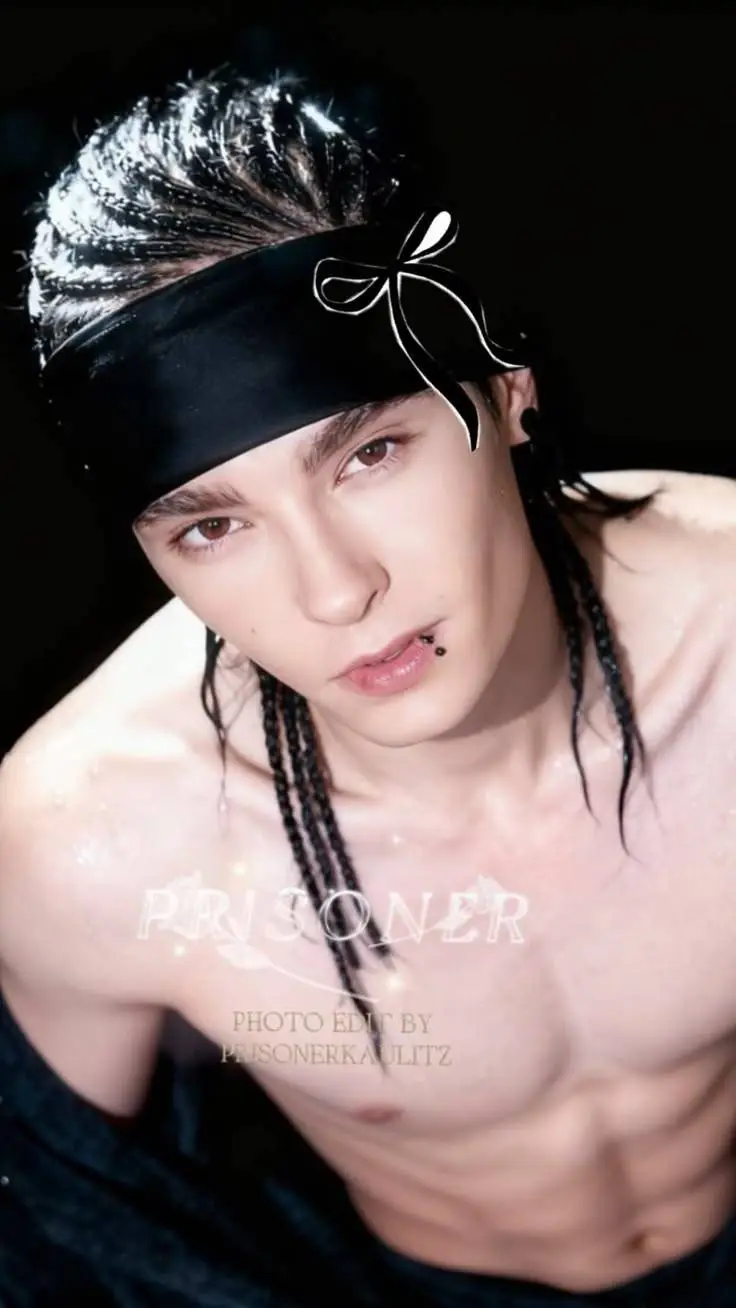 ai character: TOM KAULITZ background