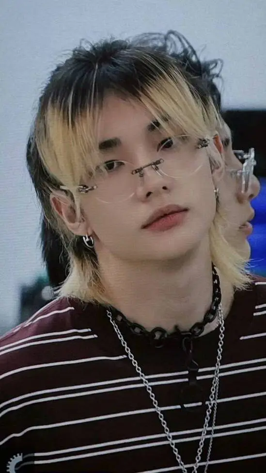 ai character: 🦦Hyunjin--✨️ background