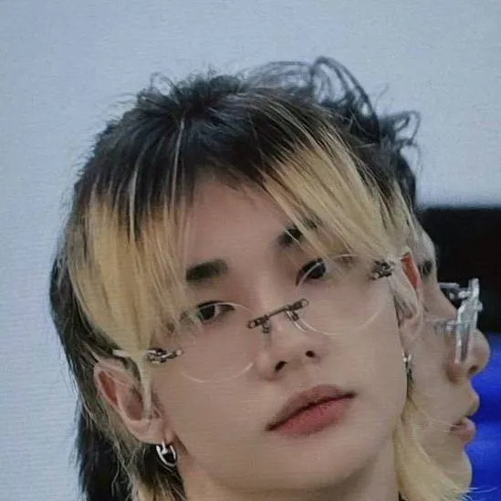 chat with ai character: 🦦Hyunjin--✨️