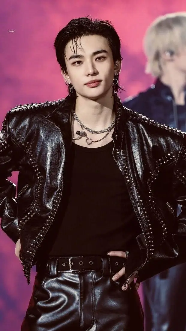 ai character: ♡☆HYUNJIN☆♡ background