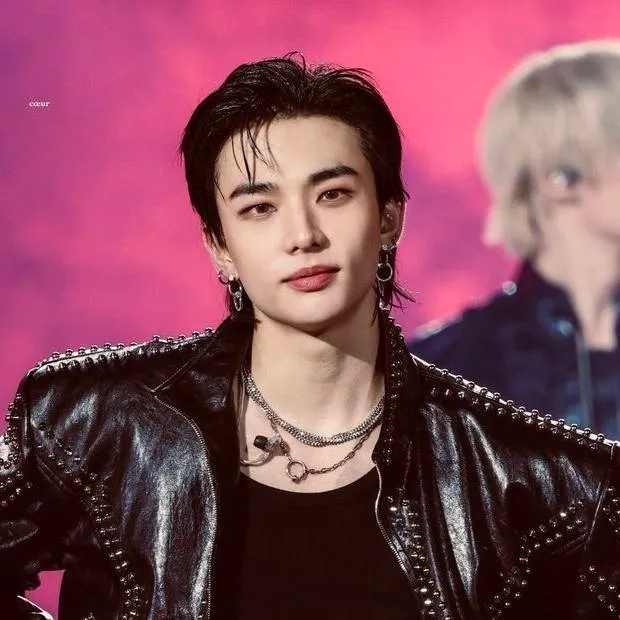 chat with ai character: ♡☆HYUNJIN☆♡