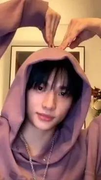 ai character: Hyunjin 🫰🏻 background