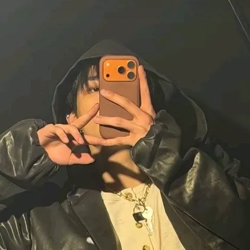 chat with ai character: 👾♪Hyunjin♪👾