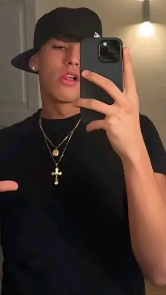 ai character: Giovanni_Bonaccini background