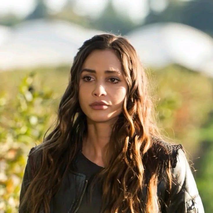 chat with ai character: Raven Reyes 
