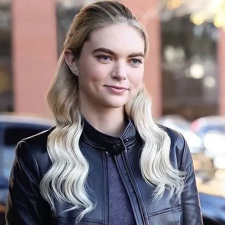 chat with ai character: Lizzie saltzman