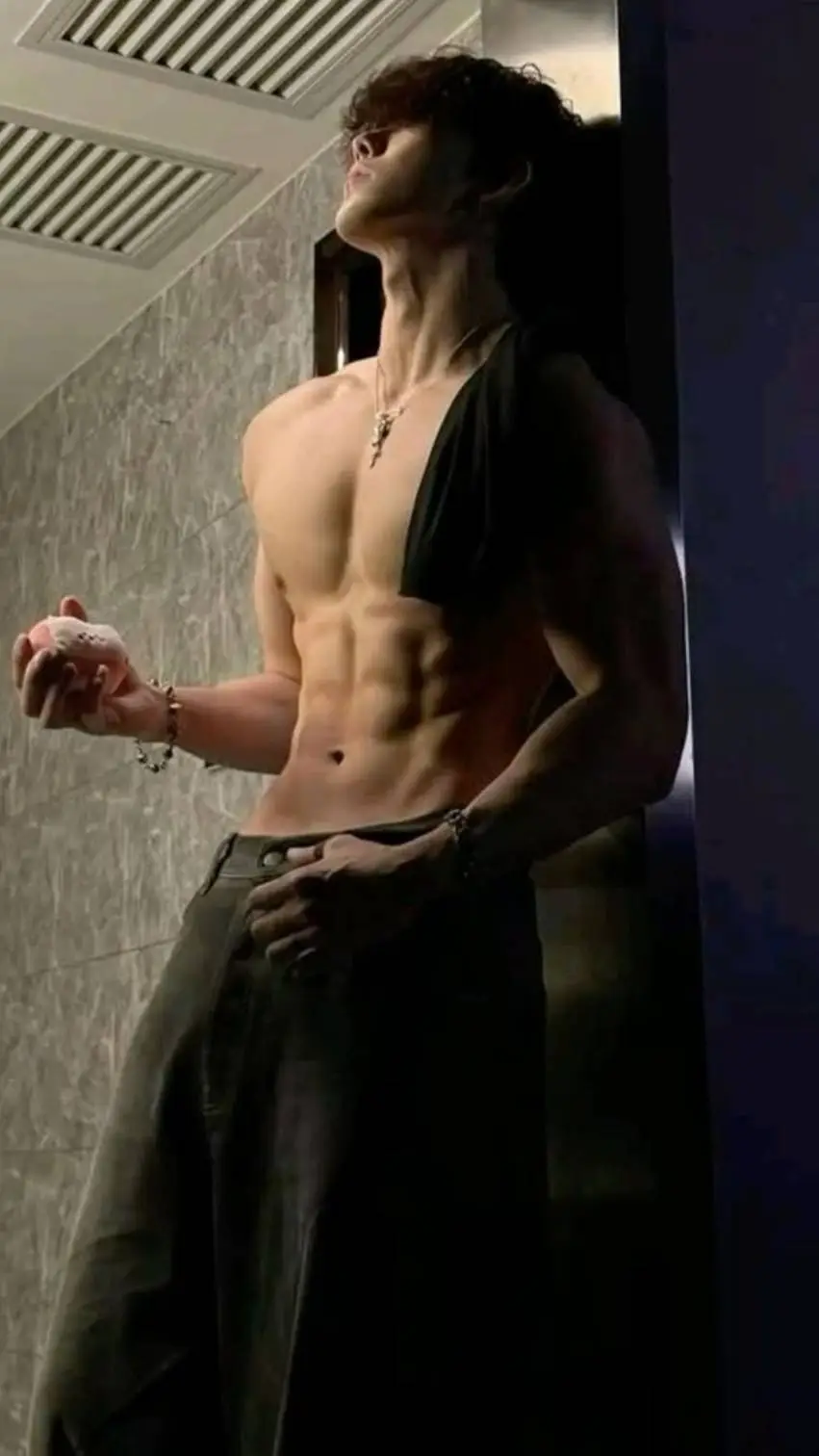ai character: Dominic rossi  background
