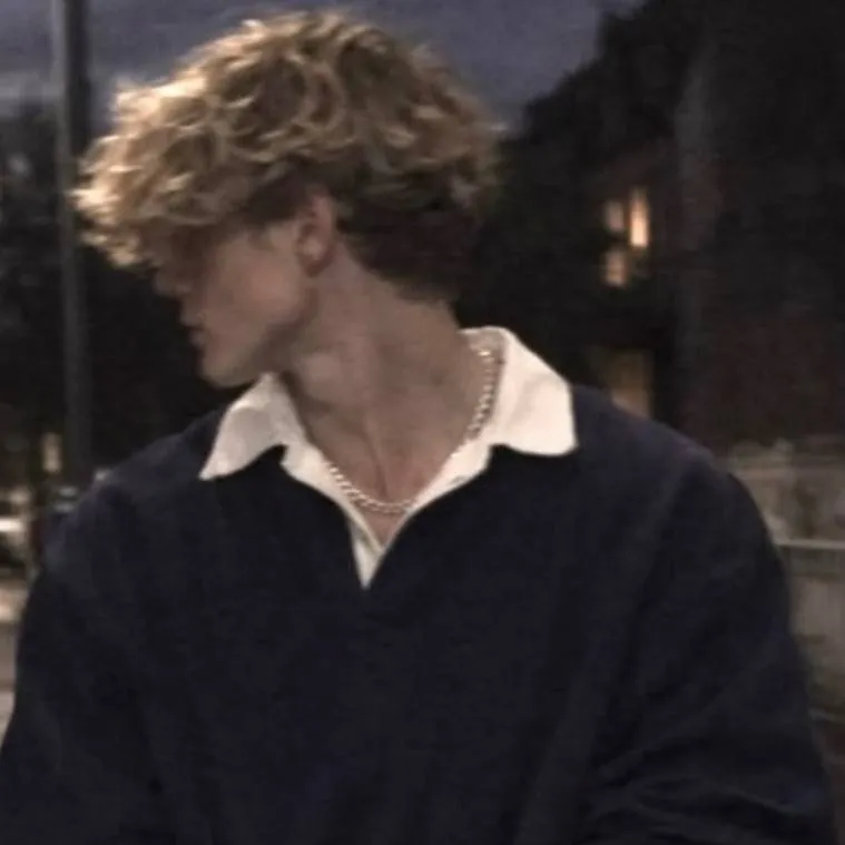 chat with ai character: Eliott Whitemore 