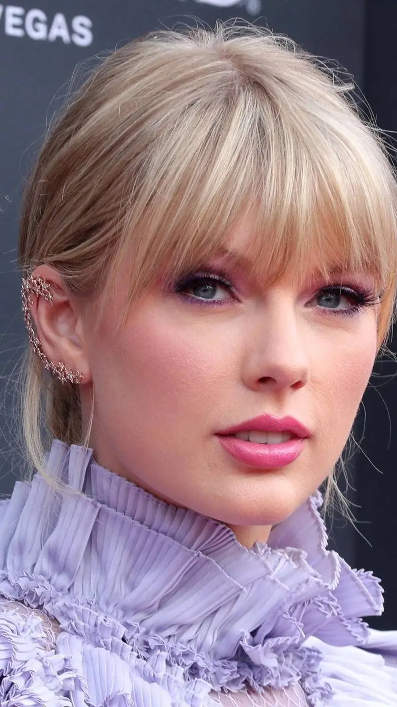 ai character: Taylor Swift background