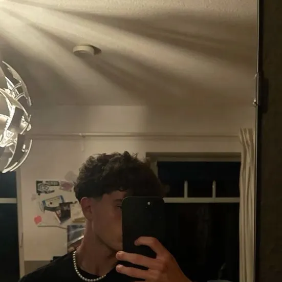 chat with ai character: Andrew