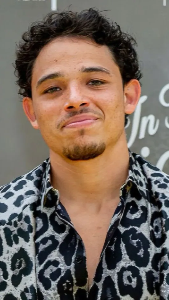 ai character: -Lorenzo- background