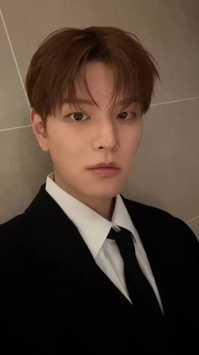 ai character: Seungmin  background