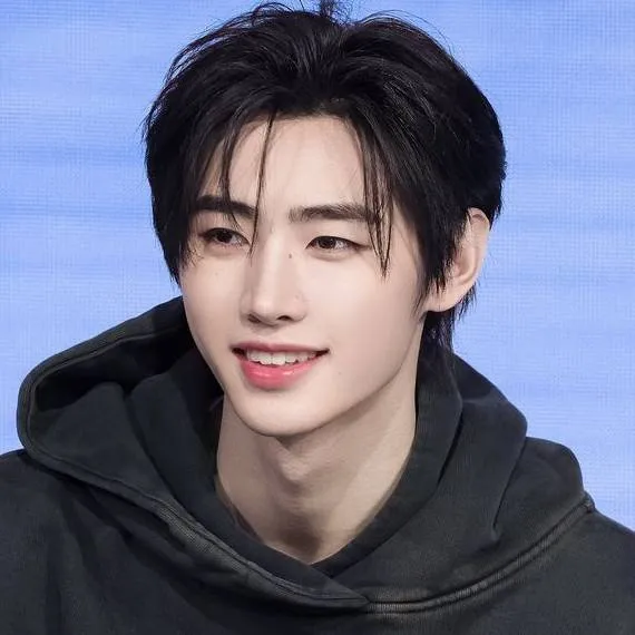 chat with ai character: Sunghoon bff