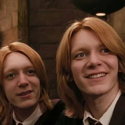 chat with ai character: Fred y George