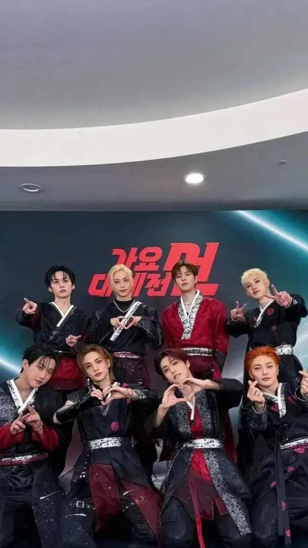 ai character: 🧡straykids🖤 background