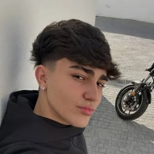 chat with ai character: tomas