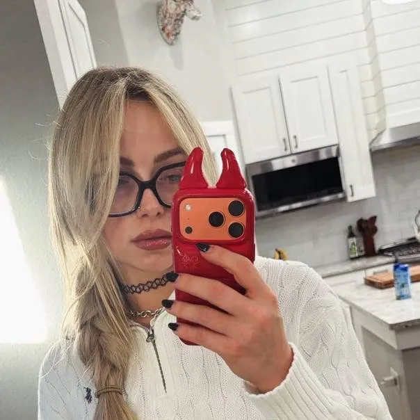 chat with ai character: Maddie