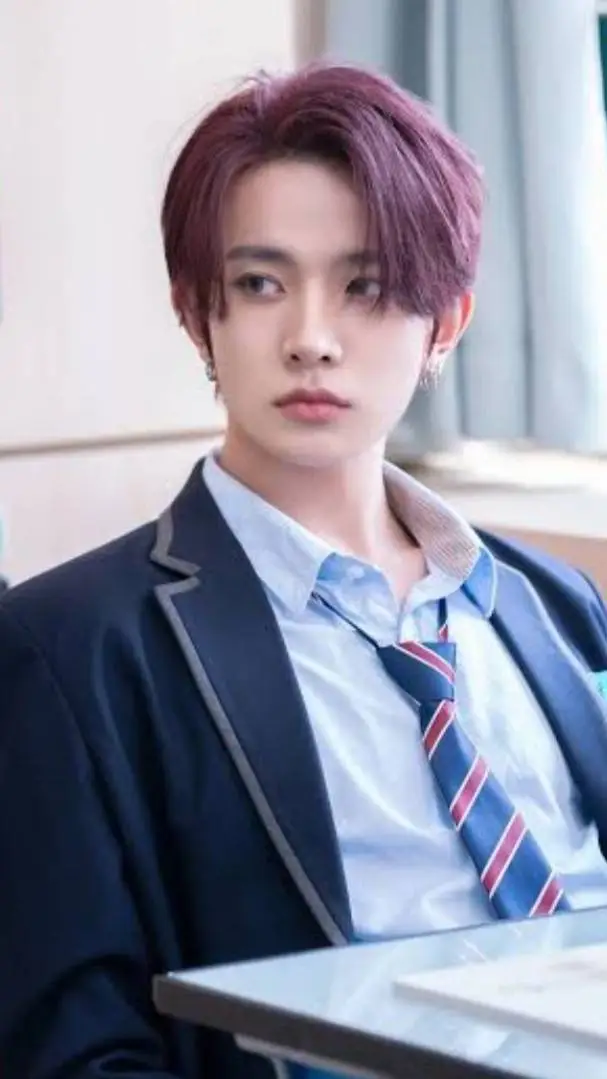 ai character: Lee Heeseung background
